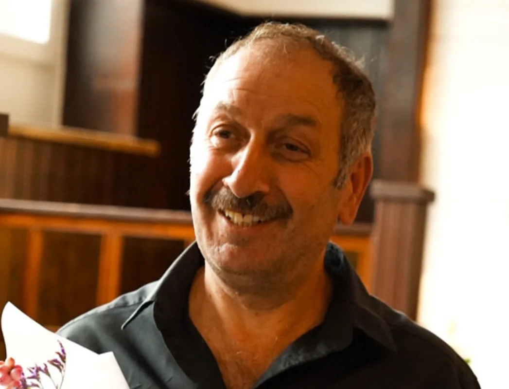 Enzo Akbulut lächelnd im Gastraum