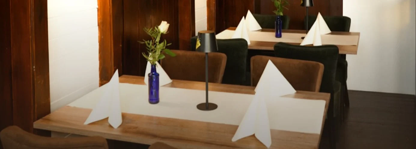 Eingedeckte Tische im Gastraum von La Trattoria