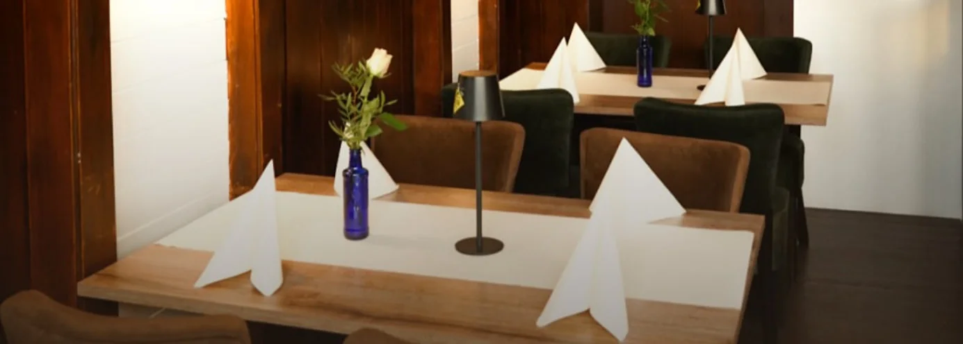 Eingedeckte Tische im Gastraum von La Trattoria