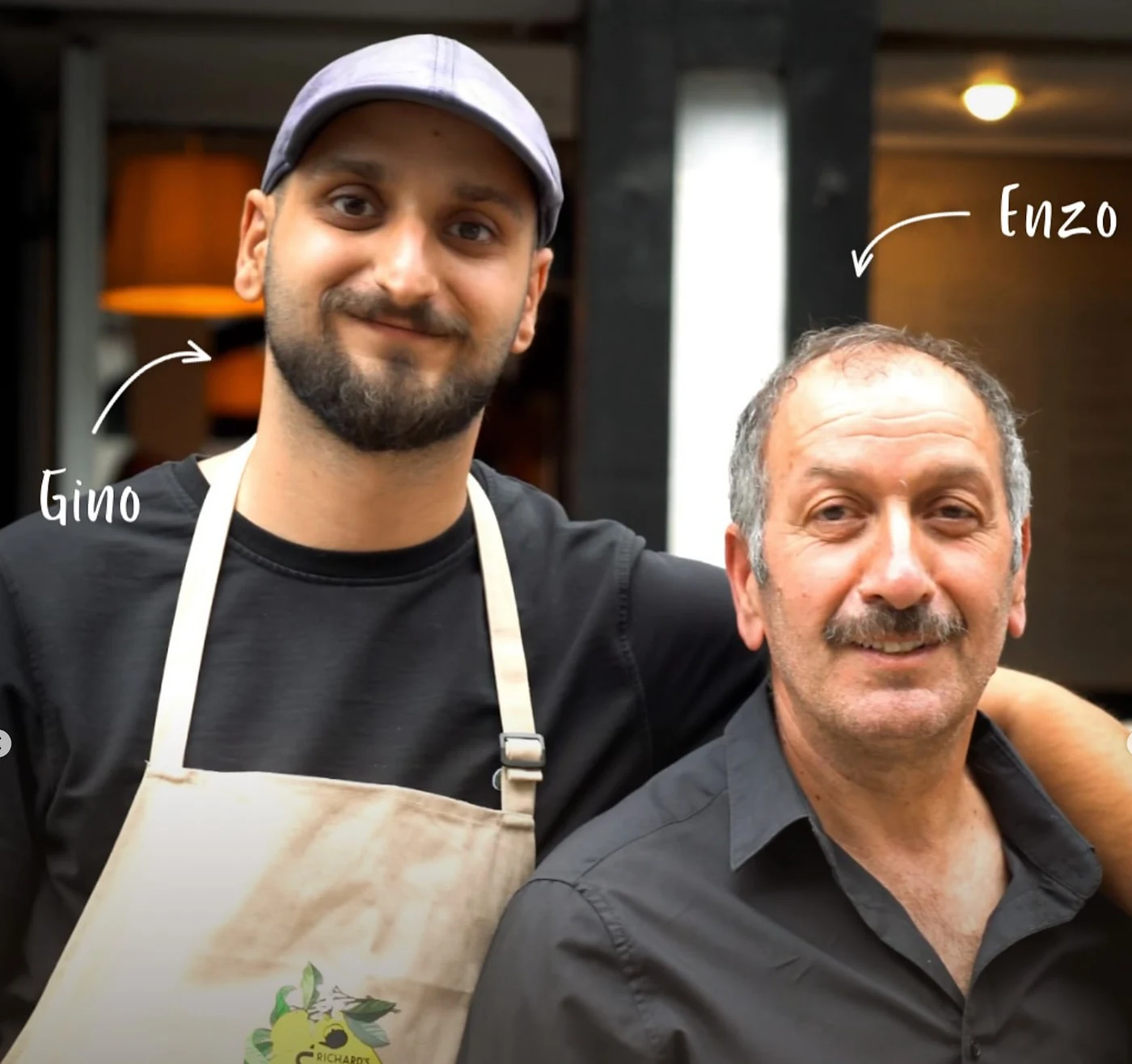 Gino und Enzo Akbulut in der Tür des Restaurants